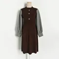 Robe en maille élégante avec manches contrastées en pied-de-poule et détails de boutons - Taille unique / Marron