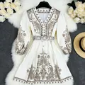 Boho-Maxikleid mit Paisley-Print, V-Ausschnitt und Laternenärmeln auf weißem Fellhintergrund - Gelb