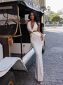 Détail de la robe longue blanche avec décolleté en V, découpes et anneau doré à la taille - S / Blanc