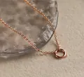 Dettaglio ravvicinato di collana geometrica cerchio oro rosa su sfondo in pietra - Collana / Oro rosa