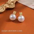 Boucles d'oreilles carrées dorées avec perles blanches sur fond de cuir souple - Petit Carré Perle / Doré