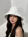 Dettaglio cappello alla pescatora in cotone bianco con bordi sfrangiati e stile - M / Bianco
