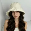 Cappello a secchiello in tela bianco crema con bordi sfrangiati indossato da modella - M / Beige