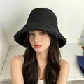 Dettaglio del cappello alla pescatora nero in cotone lavato con bordi sfilacciati alla moda - M / Nero