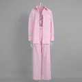 Dettaglio del pigiama a righe rosa con rifiniture in pizzo bianco sui polsini - S / Rosa