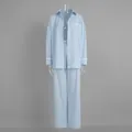 Dettaglio del completo da casa a righe azzurre con pizzo bianco su maniche e tasca - S / Blu