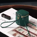 Mini dunkelgrüne Leder-Geldbörse mit Kieselmaserung, goldenem Reißverschluss und Handschlaufe - Grün