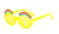 Detalle de gafas de sol redondas amarillas para niños con decorado de arcoíris y nubes - Amarillo Tierno / Nube Arcoíris