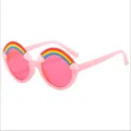 Gafas de sol rosa para niños con montura de arcoíris y nubes en un acabado rosa - Rosa Sakura / Disparo real