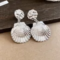 Vista ravvicinata di orecchini a pendente a forma di conchiglia in metallo argentato. - Stile Conchiglia Pieghettata (2#) / Argento