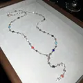Vue détaillée d'un collier en Y avec perles de cristal colorées sur un plateau à bijoux - Collier en Y Rond (2#) / Coloré / Argent