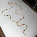 Vue détaillée d'un collier en Y avec perles de cristal colorées et breloques cœur dorées - Collier en Y Rond (1#) / Coloré / Or