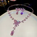 Nahaufnahme der glitzernden rosa Schmetterling Halskette und Ohrringe mit Kristallen - Zirkon-Schmetterlings-Blumen-Wassertropfen-Ohrringe-Halsketten-Set (2-teilig - Rosa)