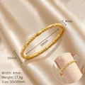 Detailansicht eines goldfarbenen Stahlarmreifs auf Seide mit Maßen 50x59mm - Minimalistischer Segmentierter Stil (N412) / Gold