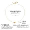 Vue détaillée du collier coeur en acier inoxydable plaqué or 18 carats avec dimensions. - Style Cœur 3D Lisse (YYN025425) / Or