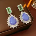 Vue détaillée de boucles d'oreilles vintage avec pierres violettes et vertes - Boucles d'Oreilles Clous Goutte d'Eau Mauve Strass (5#)