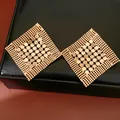 Vue détaillée de boucles d'oreilles géométriques en losange avec maille dorée élégante - Style Losange Géométrique Ajouré (HE32784) / Or