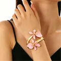 Verstellbarer goldener Armreif mit zwei rosa Emaille-Blumen und Metallperlen-Akzent - Rosa Blumenarmreif
