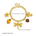 Detailansicht eines vergoldeten Armbands mit Libellen- und Blumenanhängern und Maßen. - B2141