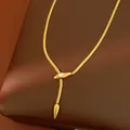Détail du collier serpent en acier doré avec œil en zircon sur boîte en cuir - Style Serpent (TN160) / Or