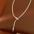 Gros plan d'un élégant collier serpent en acier inoxydable argenté avec strass - Style Serpent (TN160) / Argent