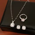 Primo piano di un elegante set di gioielli in zircone quadrato con collana, anello e orecchini. - Collana + Orecchini + Anello (HN11757) / Argento