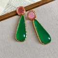 Gros plan de boucles d'oreilles vintage avec gouttes vertes et clous en résine rose - Style Pendant Géométrique Irrégulier de Contraste / Or-Rose-Vert
