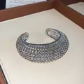 Detailansicht eines silbernen, hohlen, metallenen Armreifs mit einzigartiger Textur - Silber
