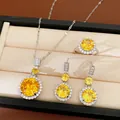 Dettaglio del set di gioielli con zirconi gialli tondi: collana, orecchini e anello - Set da 3 pezzi / Giallo