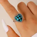 Vue détaillée d'une bague cœur vintage avec incrustation en damier bleu et noir. - 03 Blanc K8747