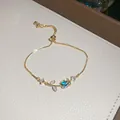 Vista dettagliata del ciondolo a fiore in zirconia blu su bracciale dorato regolabile - Stile Fiore Blu 5#