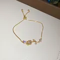 Primo piano dell'elegante bracciale a tulipano dorato con dettagli in zirconi - Stile Tulipano 4#