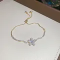 Dettaglio di un elegante bracciale a fiore in oro con pietre di zircone e catena regolabile - Stile Fiore 6#