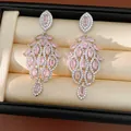 Dettaglio di orecchini vintage a foglia con zirconi rosa in una scatola portagioie - Perno per orecchini in argento - Argento - Rosa