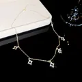Vue détaillée d'un collier exquis plaqué or 18 carats avec des breloques étoiles en zircone - Collier avec Cinq Pendentifs Étoiles-Or