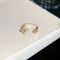Vue détaillée d'une bague ouverte plaquée or 18 carats avec motif étoile en zircon. - Bague Ouverte Double Étoiles-Or