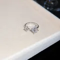 Gros plan d'une bague ouverte en forme d'étoile avec zircon sur un plateau à bijoux - Bague Ouverte Double Étoiles-Argent