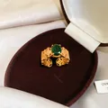 Dettaglio di un anello stile corte placcato oro 24k con un grande zircone verde ovale. - Stile 2(2#) / Gold and Rose Red
