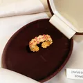 Κοντινό πλάνο vintage δαχτυλιδιού 24k με κόκκινα και λευκά ζιργκόν διακοσμητικά. - Στυλ 1(1#)
