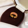 Dettaglio macro di un anello in filigrana placcato oro 24k con pietre di zirconi rosa - Stile 6(6#) / Gold and Rose Red