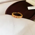 Primo piano di un anello aperto placcato oro 24 carati con zirconi rossi e chiari - Stile 4(4#) / Gold and Rose Red