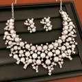 Vue détaillée d'un élégant collier de perles et de boucles d'oreilles sertis - Ensemble Collier Et Boucles d'Oreilles / Argent