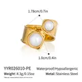 Detailansicht eines vergoldeten Edelstahlrings mit strukturierter Oberfläche und Perlen - Gehämmert Offen Doppelperle Stil (YYR026010-PE) / Gold