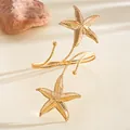 Detailopname van gouden zeester armring met getextureerde details en open ontwerp - Goud