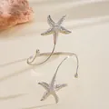 Vue détaillée du bracelet de bras étoile de mer argenté avec breloques texturées - Argent