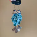 Einzigartige handgefertigte Fischohrringe mit blauen Muschelschuppen und Evil Eye Detail - Blau