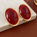 Detalle de pendientes de botón ovalados vintage con cabujones rojo oscuro y marco dorado - 30# Estilo Gema Ovalada Roja Vintage Dorada