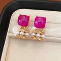Vista macro detallada de pendientes vintage de resina fucsia con perlas y cristales brillantes. - Pendientes (Pin de Plata) / Dorado-Púrpura