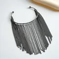 Detailopname van zwarte metalen cuff armband met lange ketting franjes - Gunmetal