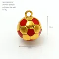 Detailansicht eines 18 Karat vergoldeten Edelstahl-Fußballanhängers für Halsketten. - Fußballform / Rot